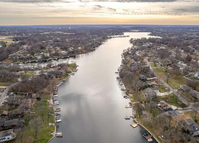 Property at 10517 NW 79th Pl, Weatherby Lake, MO 64152, 3 beds, 3 baths