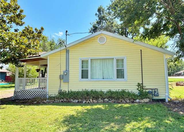Property at 203 E Maple St, Girard, KS 66743, 2 beds, 1 bath