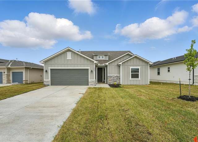 Property at 1802 NW 104th Ter, Kansas City, MO 64155, 3 beds, 2.5 baths