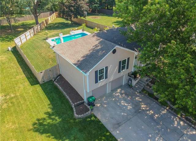 Property at 1005 Hunters Rd, Blue Springs, MO 64014, 3 beds, 2.5 baths