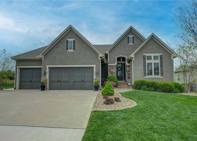Property at 2401 SW Hickory Ln, Lee's Summit, MO 64082, 4 beds, 3.5 baths