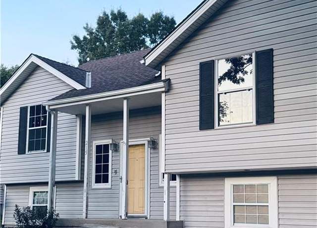 Property at 215 Pinetree Dr, Greenwood, MO 64034, 3 beds, 2.5 baths