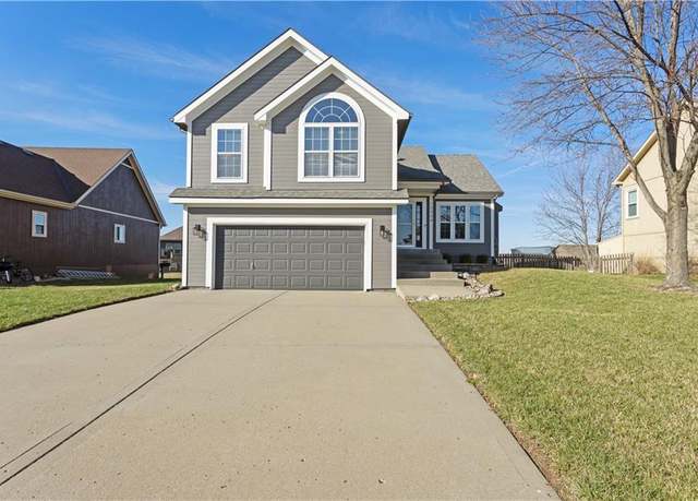 Property at 10904 N Manchester Ave, Kansas City, MO 64157, 3 beds, 2.5 baths