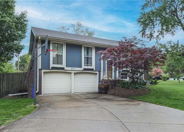Property at 211 SE Brentwood Dr, Lee's Summit, MO 64063, 3 beds, 1.5 baths