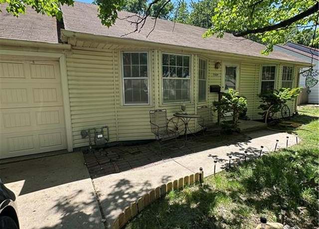 Property at 5509 W 50th Ter, Roeland Park, KS 66202, 2 beds, 1.5 baths