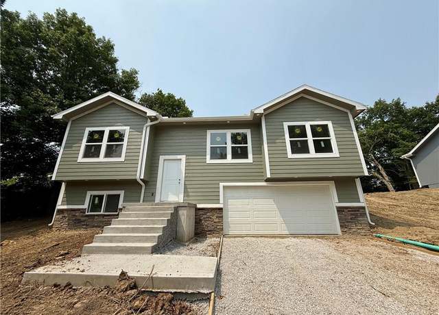 Property at 134 Cedar Cir, Warrensburg, MO 64093, 4 beds, 3.5 baths
