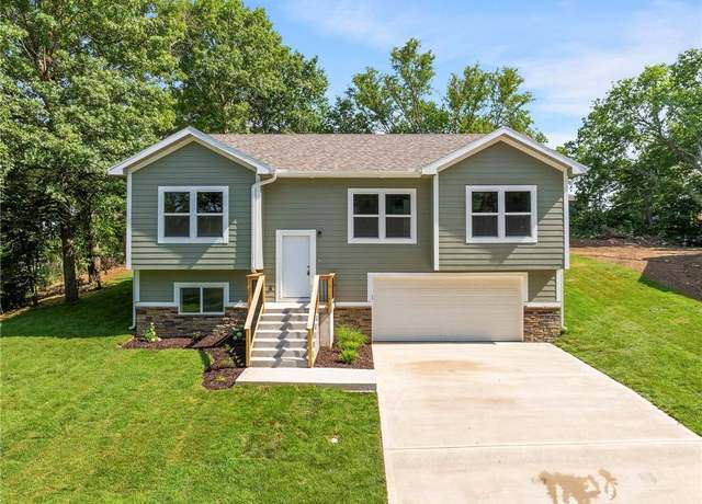 Property at 134 Cedar Cir, Warrensburg, MO 64093, 4 beds, 3.5 baths
