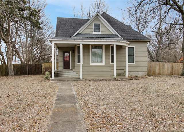 Property at 1000 Briggs Ave, Parsons, KS 67357, 3 beds, 2 baths