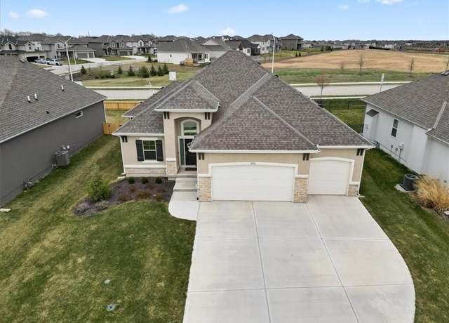 Property at 16521 S Stagecoach St, Olathe, KS 66062, 4 beds, 3.5 baths