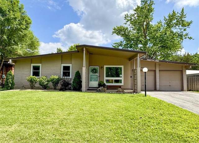 Property at 9001 W 93rd Ter, Overland Park, KS 66212, 3 beds, 1.5 baths
