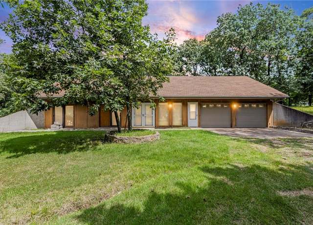 Property at 28543 W 85th Ter, De Soto, KS 66018, 3 beds, 2 baths