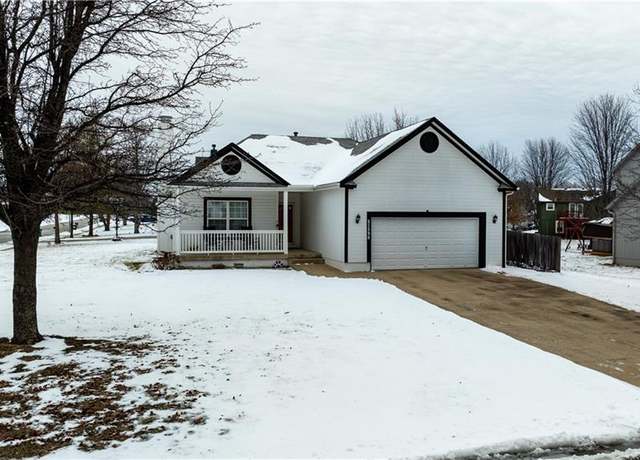 Property at 21290 W 227th St, Spring Hill, KS 66083, 3 beds, 2 baths