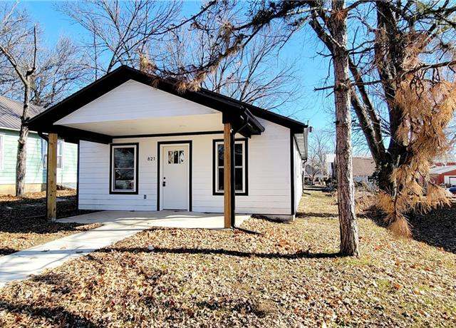 Property at 821 North St, Iola, KS 66749, 3 beds, 2 baths