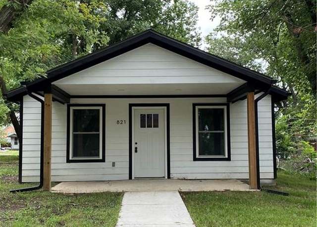 Property at 821 North St, Iola, KS 66749, 3 beds, 2 baths
