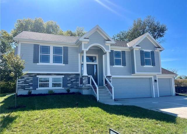 Property at 11802 N Bellaire Ave, Kansas City, MO 64156, 4 beds, 3 baths