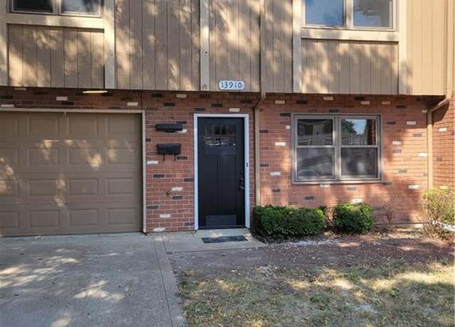 Property at 13910 Dundee Cir, Grandview, MO 64030, 3 beds, 2 baths