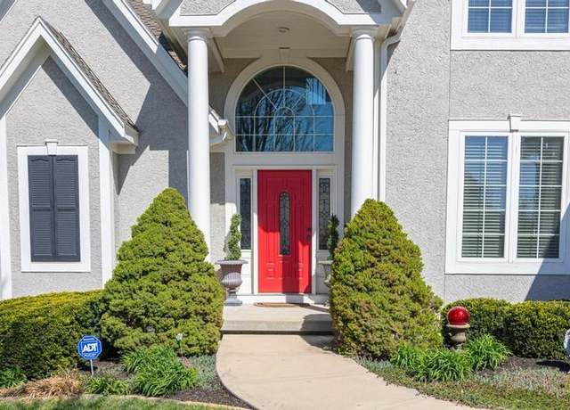 Property at 8127 Lone Elm Rd, Lenexa, KS 66220, 5 beds, 4.5 baths