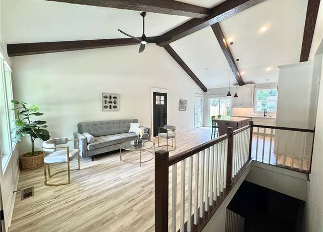 Property at 403 SW Mission Rd, Lee's Summit, MO 64063, 4 beds, 3 baths