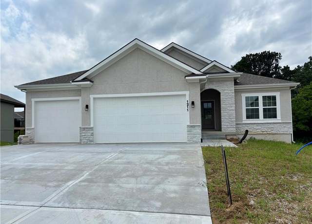 Property at 1211 NW 4th St, Oak Grove, MO 64075, 4 beds, 3 baths