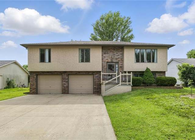 Property at 212 Sellman St, Warrensburg, MO 64093, 4 beds, 3 baths