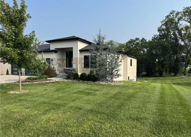 Property at 540 South Shore Dr, Lake Winnebago, MO 64034, 4 beds, 3 baths