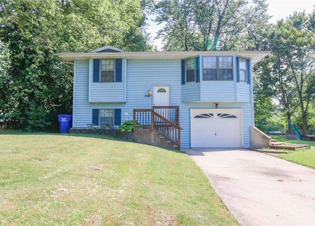 Property at 1614 E 15th St, Sedalia, MO 65301, 3 beds, 2 baths