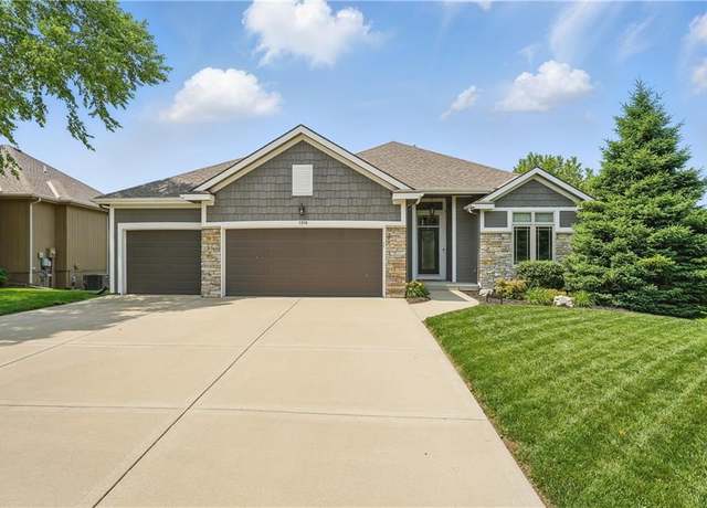 Property at 1104 NW 109th St, Kansas City, MO 64155, 4 beds, 3 baths