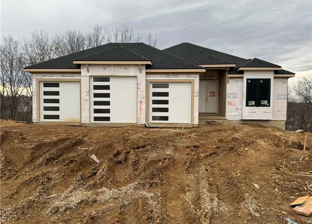 Property at 8821 N Lister Ct, Kansas City, MO 64156, 5 beds, 3 baths