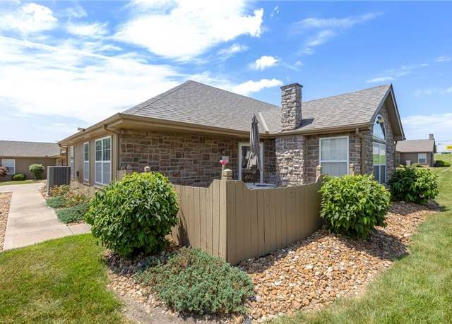 Property at 674 NE 65th Ter, Gladstone, MO 64118, 2 beds, 2 baths