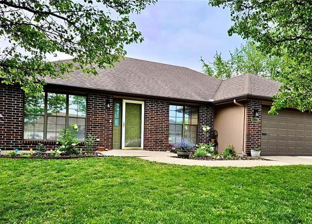 Property at 1000 Foxridge Dr, Warrensburg, MO 64093, 3 beds, 2 baths