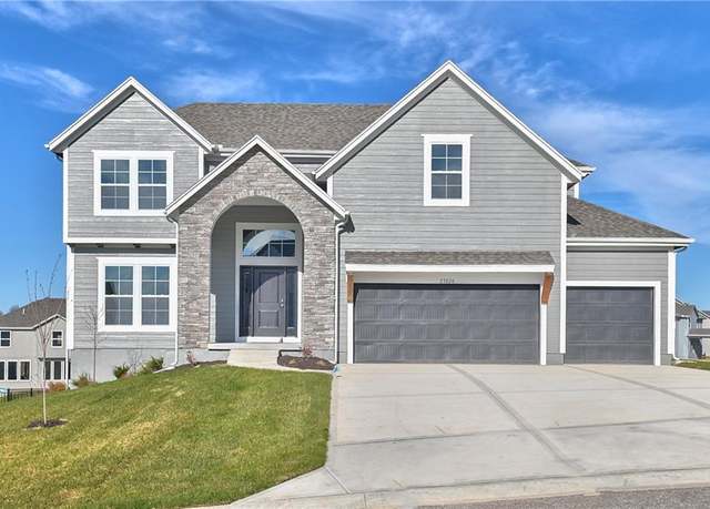 Property at 6018 Apache Dr, Shawnee, KS 66226, 5 beds, 3.5 baths