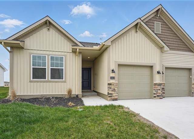 Property at 27306 Acacia Dr, Lee's Summit, MO 64086, 3 beds, 2 baths