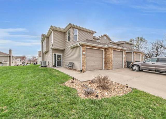 Property at 1641 SW Madison St, Lee's Summit, MO 64081, 3 beds, 2.5 baths