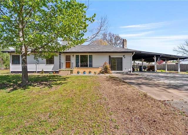 Property at 103 El Paso St, Coffeyville, KS 67337, 3 beds, 1 bath