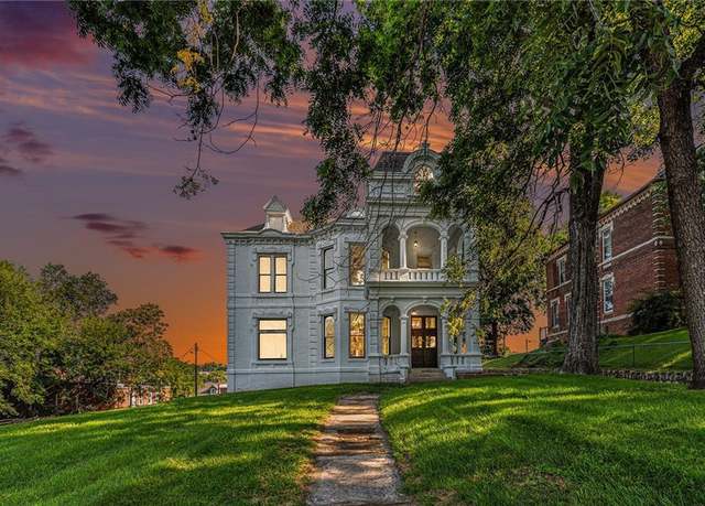 Property at 1311 Francis St, St Joseph, MO 64501, 8 beds, 5 baths