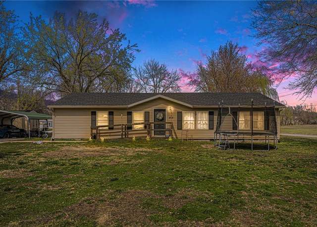 Property at 405 Falletti St, Frontenac, KS 66763, 3 beds, 2 baths