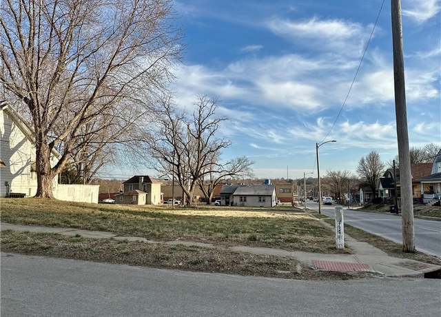 Property at 2202 Sylvanie St, St Joseph, MO 64501