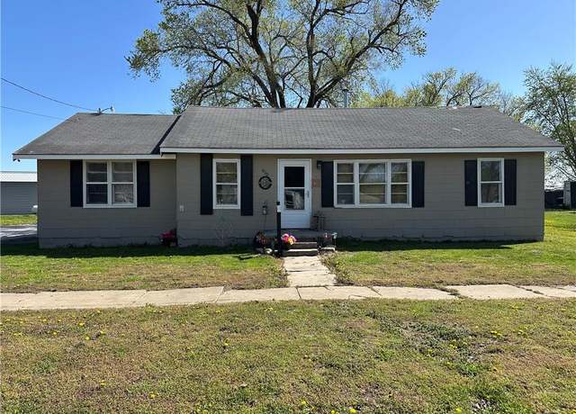 Property at 610 Main St, Henrietta, MO 64036, 4 beds, 1 bath