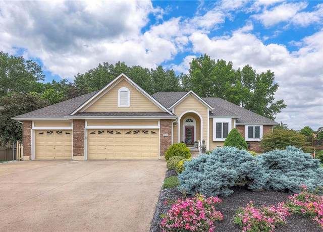 Property at 510 Oak Dr, Raymore, MO 64083, 4 beds, 3 baths