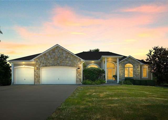Property at 604 Twin Brook Dr, Lee's Summit, MO 64086, 3 beds, 3.5 baths