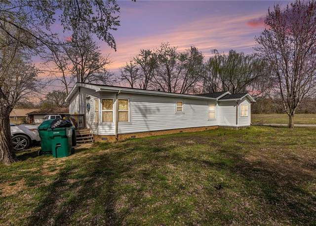 Property at 705 N Cayuga St, Frontenac, KS 66762, 3 beds, 2 baths
