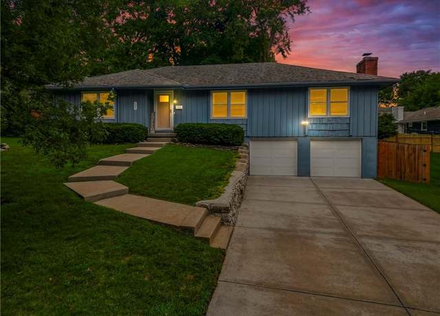 Property at 305 E 107 Ter, Kansas City, MO 64114, 3 beds, 2.5 baths