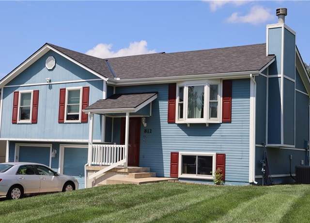 Property at 812 Applewood Ln, Belton, MO 64012, 3 beds, 2 baths