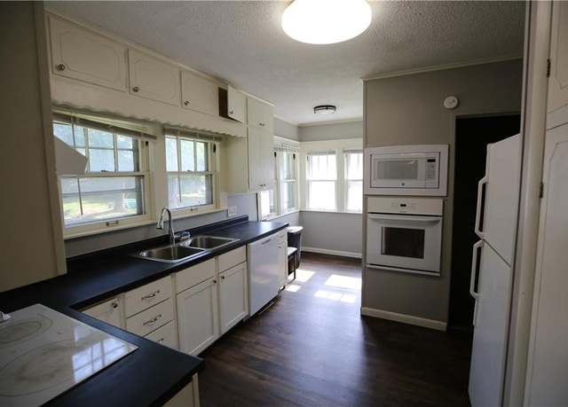 Property at 1701 S Olive St, Pittsburg, KS 66762, 4 beds, 2 baths