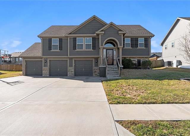 Property at 1031 E 14th St, Kearney, MO 64060, 4 beds, 2.5 baths