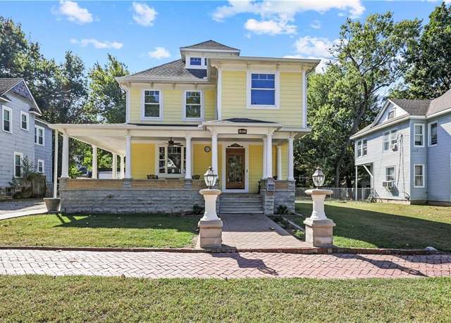 Property at 605 W Euclid St, Pittsburg, KS 66762, 4 beds, 3.5 baths