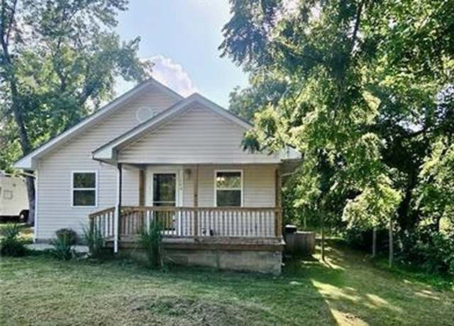 Property at 105 N Indiana St, Nevada, MO 64772, 3 beds, 1 bath