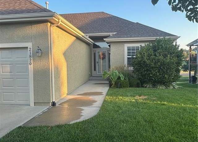 Property at 21820 W 116th Ter, Olathe, KS 66061, 3 beds, 3 baths