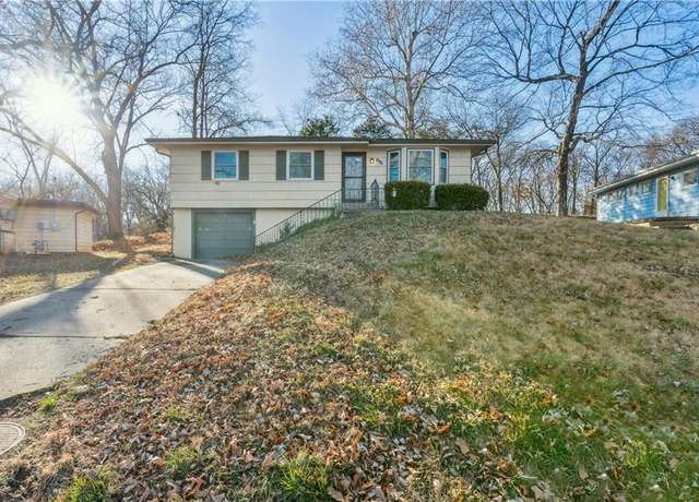 Property at 892 NW South Shore Dr, Lake Waukomis, MO 64151, 3 beds, 2 baths