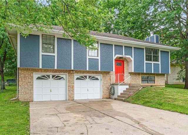 Property at 10003 NW 71st St, Parkville, MO 64152, 3 beds, 2.5 baths